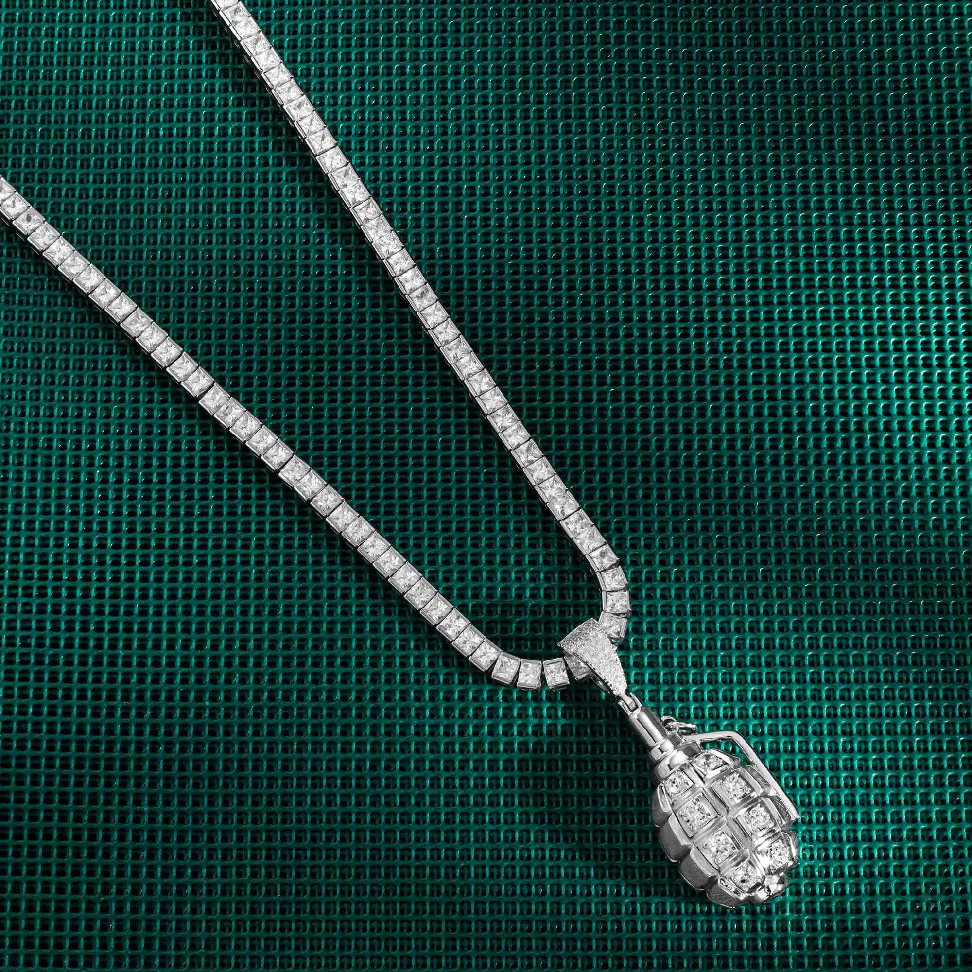Iced Out Granade Anhänger